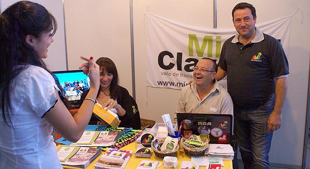 Stand Mina Clavero con Alejandro Taurasi Secretario de Turismo y Roberto López de Promoción Turística junto a personal de la secretaría y visitantes.